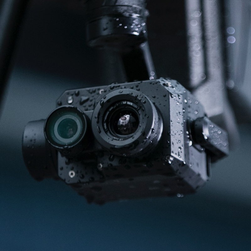 XT2無(wú)人機(jī)雙光熱成像相機(jī),熱成像與4K可見(jiàn)光傳感器結(jié)合，內(nèi)置機(jī)器智能技術(shù),大疆與FLIR聯(lián)合打造下一代行業(yè)無(wú)人機(jī)影像解決方案—禪思XT2雙光熱成像相機(jī)。
熱成像與4K可見(jiàn)光傳感器結(jié)合，內(nèi)置機(jī)器智能技術(shù)，禪思XT2能隨時(shí)提供關(guān)鍵信息，
助用戶掌握先機(jī)，將感知能力與作業(yè)效率提升至全新高度。禪思XT2集成FLIR高精度熱成像傳感器和4K可見(jiàn)光傳感器，可同時(shí)錄制、傳輸熱成像與可見(jiàn)光影像。
相機(jī)與大疆行業(yè)飛行平臺(tái)無(wú)縫結(jié)合，提供便捷直觀的操控。工業(yè)級(jí)防護(hù)設(shè)計(jì)大幅提升可靠性，讓XT2在嚴(yán)苛環(huán)境下穩(wěn)定工作。