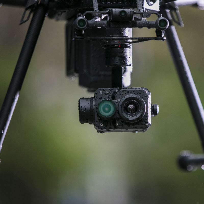 XT2無(wú)人機(jī)雙光熱成像相機(jī),熱成像與4K可見(jiàn)光傳感器結(jié)合，內(nèi)置機(jī)器智能技術(shù),大疆與FLIR聯(lián)合打造下一代行業(yè)無(wú)人機(jī)影像解決方案—禪思XT2雙光熱成像相機(jī)。
熱成像與4K可見(jiàn)光傳感器結(jié)合，內(nèi)置機(jī)器智能技術(shù)，禪思XT2能隨時(shí)提供關(guān)鍵信息，
助用戶掌握先機(jī)，將感知能力與作業(yè)效率提升至全新高度。禪思XT2集成FLIR高精度熱成像傳感器和4K可見(jiàn)光傳感器，可同時(shí)錄制、傳輸熱成像與可見(jiàn)光影像。
相機(jī)與大疆行業(yè)飛行平臺(tái)無(wú)縫結(jié)合，提供便捷直觀的操控。工業(yè)級(jí)防護(hù)設(shè)計(jì)大幅提升可靠性，讓XT2在嚴(yán)苛環(huán)境下穩(wěn)定工作。