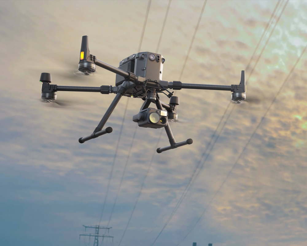 DJI大疆 禪思 H20 系列無人機(jī)云臺相機(jī),熱成像相機(jī) 變焦相機(jī) 廣角相機(jī) 激光測距儀四合一解決方案,禪思 H20 系列無人機(jī)云臺相機(jī)是大疆首個混合傳感器解決方案，集多類傳感器于一身，實現(xiàn)真正的效率革命。變焦相機(jī)、廣角相機(jī)、熱成像相機(jī)、激光測距儀四傳感器系統(tǒng)同心協(xié)力，輔以先進(jìn)的智能算法，為行業(yè)級無人機(jī)帶來前所未有的傳感與成像能力。
