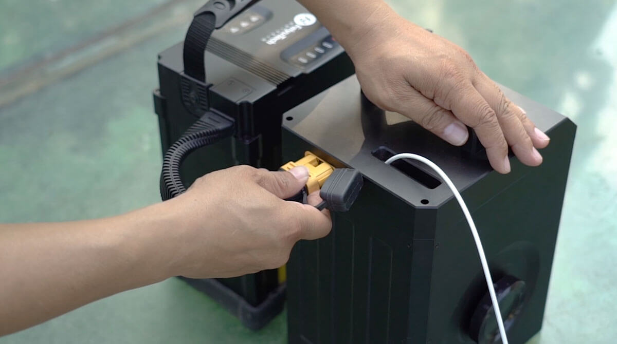 飛宇無人機(jī)充電寶 小型無人機(jī)系留系統(tǒng),飛宇無人機(jī)充電寶 小型無人機(jī)系留系統(tǒng),無人機(jī)充電寶是專為DJI精靈（Phantom）系列和御系列無人機(jī)打造的長航時(shí)留空系統(tǒng)。該系統(tǒng)由機(jī)載電源和一體地面電源組成，通過合金供電線將地面電池的能量源源不斷的傳送給飛行器，使其突破電池容量限制，讓用戶擁有更充裕的時(shí)間享受飛行的樂趣。